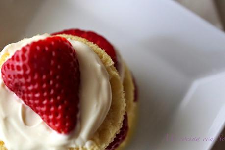 MUG CAKE CON CREMA DE QUESO Y FRESAS (RECETA Y VIDEO RECETA):