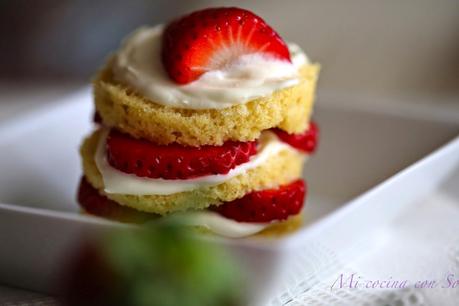 MUG CAKE CON CREMA DE QUESO Y FRESAS (RECETA Y VIDEO RECETA):