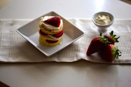 MUG CAKE CON CREMA DE QUESO Y FRESAS (RECETA Y VIDEO RECETA):