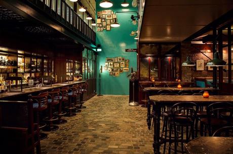 Un café de estilo colonial e industrial en una estación de tren, en Londres