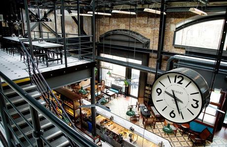 Un café de estilo colonial e industrial en una estación de tren, en Londres