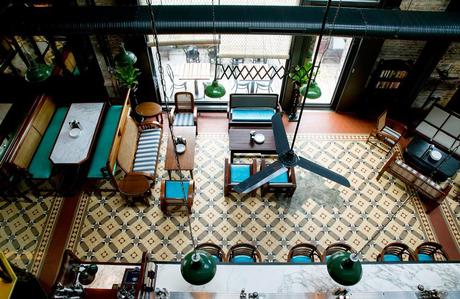 Un café de estilo colonial e industrial en una estación de tren, en Londres