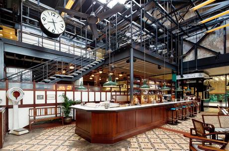 Un café de estilo colonial e industrial en una estación de tren, en Londres