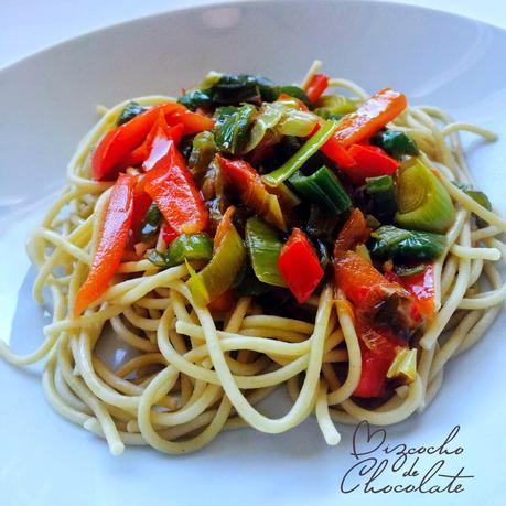 Espaguetis integrales con pimientos Espaguetis integrales con pimientos