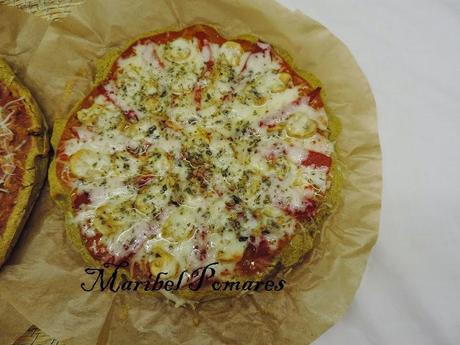 Pizza  jamón york, queso, pimientos y champiñon con masa de pan de espinacas, huevos y bebida de soja.