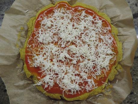 Pizza  jamón york, queso, pimientos y champiñon con masa de pan de espinacas, huevos y bebida de soja.