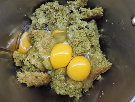 Pizza  jamón york, queso, pimientos y champiñon con masa de pan de espinacas, huevos y bebida de soja.