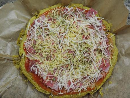 Pizza  jamón york, queso, pimientos y champiñon con masa de pan de espinacas, huevos y bebida de soja.