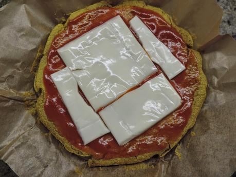 Pizza  jamón york, queso, pimientos y champiñon con masa de pan de espinacas, huevos y bebida de soja.