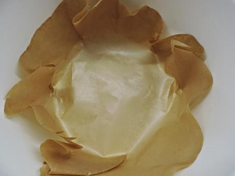 Pizza  jamón york, queso, pimientos y champiñon con masa de pan de espinacas, huevos y bebida de soja.