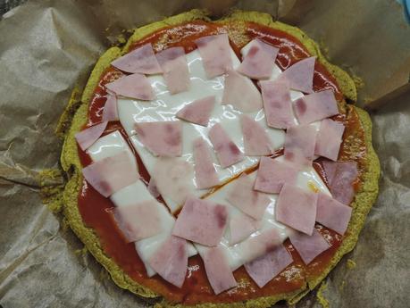 Pizza  jamón york, queso, pimientos y champiñon con masa de pan de espinacas, huevos y bebida de soja.