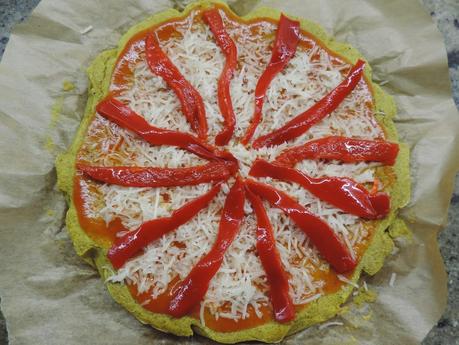 Pizza  jamón york, queso, pimientos y champiñon con masa de pan de espinacas, huevos y bebida de soja.