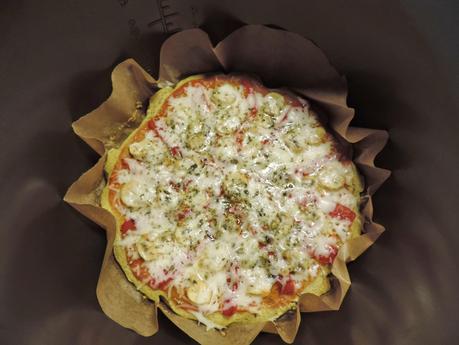 Pizza  jamón york, queso, pimientos y champiñon con masa de pan de espinacas, huevos y bebida de soja.