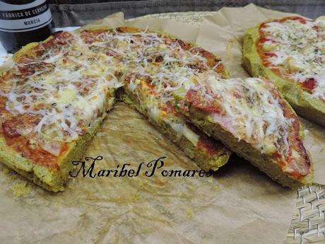 Pizza  jamón york, queso, pimientos y champiñon con masa de pan de espinacas, huevos y bebida de soja.