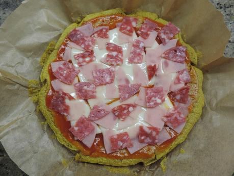 Pizza  jamón york, queso, pimientos y champiñon con masa de pan de espinacas, huevos y bebida de soja.