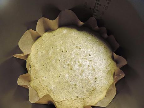 Pizza  jamón york, queso, pimientos y champiñon con masa de pan de espinacas, huevos y bebida de soja.