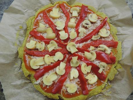 Pizza  jamón york, queso, pimientos y champiñon con masa de pan de espinacas, huevos y bebida de soja.