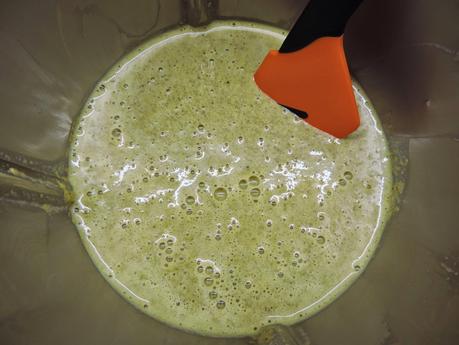 Pizza  jamón york, queso, pimientos y champiñon con masa de pan de espinacas, huevos y bebida de soja.