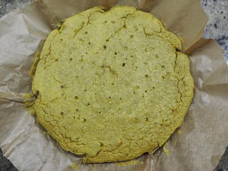 Pizza  jamón york, queso, pimientos y champiñon con masa de pan de espinacas, huevos y bebida de soja.