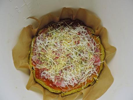 Pizza  jamón york, queso, pimientos y champiñon con masa de pan de espinacas, huevos y bebida de soja.