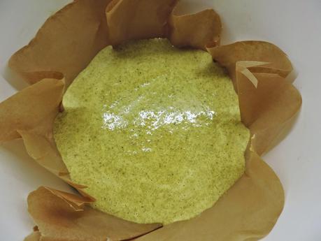 Pizza  jamón york, queso, pimientos y champiñon con masa de pan de espinacas, huevos y bebida de soja.