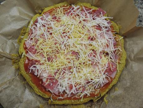 Pizza  jamón york, queso, pimientos y champiñon con masa de pan de espinacas, huevos y bebida de soja.