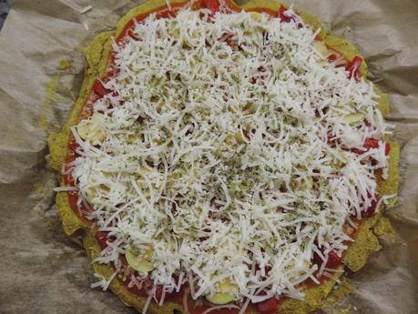 Pizza  jamón york, queso, pimientos y champiñon con masa de pan de espinacas, huevos y bebida de soja.