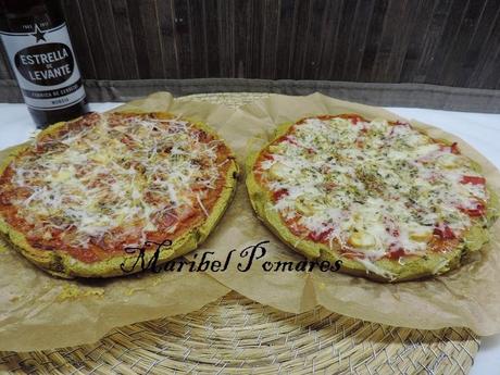 Pizza  jamón york, queso, pimientos y champiñon con masa de pan de espinacas, huevos y bebida de soja.