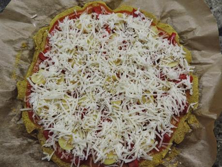 Pizza  jamón york, queso, pimientos y champiñon con masa de pan de espinacas, huevos y bebida de soja.