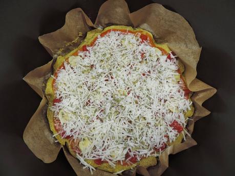 Pizza  jamón york, queso, pimientos y champiñon con masa de pan de espinacas, huevos y bebida de soja.