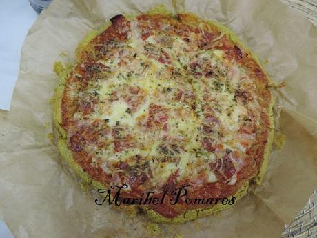 Pizza  jamón york, queso, pimientos y champiñon con masa de pan de espinacas, huevos y bebida de soja.