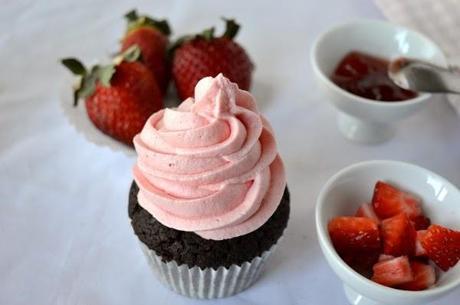 Cupcakes de chocolate y crema de fresas