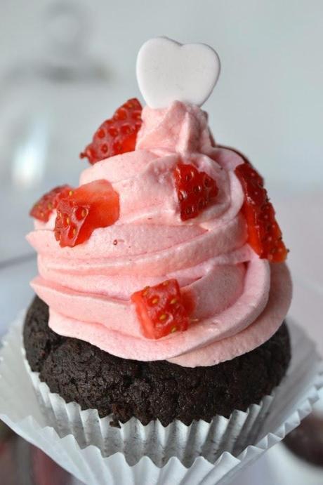 Cupcakes de chocolate y crema de fresas