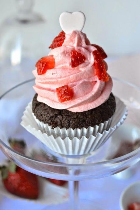 Cupcakes de chocolate y crema de fresas