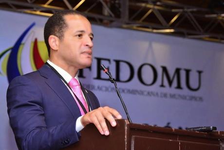 Reeligen alcalde Juan de Los Santos presidente FEDOMU