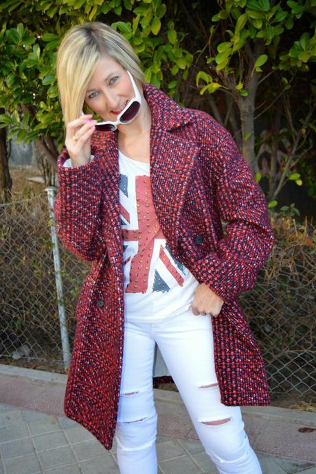 Message shirt and ripped white jeans. British style.