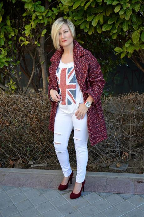 Message shirt and ripped white jeans. British style.