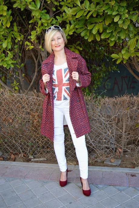 Message shirt and ripped white jeans. British style.