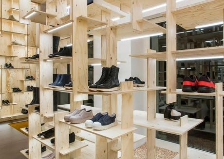 Cuadricula de madera contrachapada en el diseño de la tienda Camper de Milán