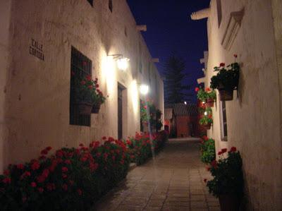 Calle de Córdoba, Monasterio de Santa Catalina, Arequipa (Perú) Monasterio de Santa Catalina visita nocturna, Arequipa, Perú, La vuelta al mundo de Asun y Ricardo, round the world, mundoporlibre.com