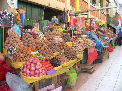 Puesto de patatas, Mercado San Camilo, Arequipa, Perú, La vuelta al mundo de Asun y Ricardo, round the world, mundoporlibre.com