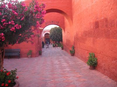 Puerta del Silencio, Monasterio de Santa Catalina, Arequipa (Perú) Puerta del Silencio, Monasterio Santa Catalina, Arequipa, Perú, La vuelta al mundo de Asun y Ricardo, round the world, mundoporlibre.com