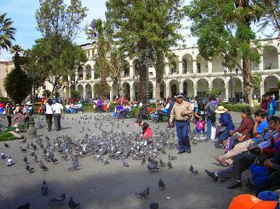 Soportales de la Plaza de Armas, Arequipa, Perú, La vuelta al mundo de Asun y Ricardo, round the world, mundoporlibre.com