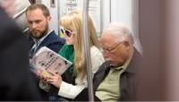 Las fotografías de lectores en el metro de Nueva York, un elogio del libro de papel