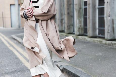 Burberry_Fall_Winter_2015-Camel_Coat-White_Dress-Nude_Booties-Clare_VIvier_OUI_Clutch-Outfit-Street_Style-LFW-London_Fashion_Week-28