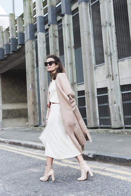 Burberry_Fall_Winter_2015-Camel_Coat-White_Dress-Nude_Booties-Clare_VIvier_OUI_Clutch-Outfit-Street_Style-LFW-London_Fashion_Week-10