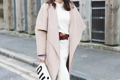 Burberry_Fall_Winter_2015-Camel_Coat-White_Dress-Nude_Booties-Clare_VIvier_OUI_Clutch-Outfit-Street_Style-LFW-London_Fashion_Week-23