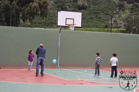 practicar baloncesto