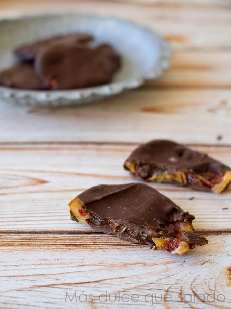 Naranja sanguina confitada con cobertura de chocolate negro