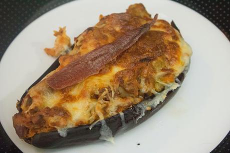 Berenjenas agridulces rellenas de atún, anchoas y dátiles